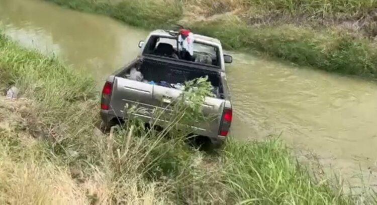 Accidente en Reynosa: Camioneta cae al agua, conductor resulta lesionado