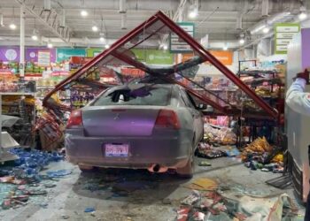 En Reynosa mujer se mete a Waldos con todo y carro