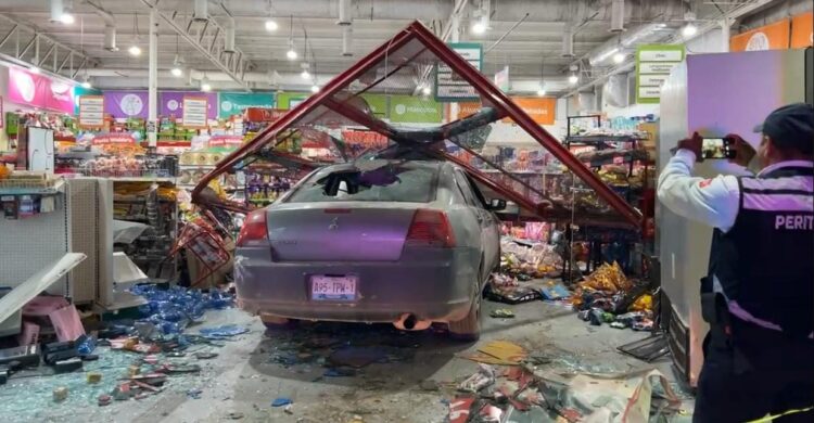 En Reynosa mujer se mete a Waldos con todo y carro
