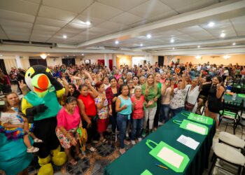 Acompañan más de 400 mujeres del Sur a Maki Ortiz hacia el Senado