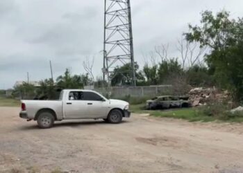 En Reynosa: Calcinan vehículo en el mismo lugar en el que dejaron el cuerpo del dueño a quien mataron a balazos junto con un amigo