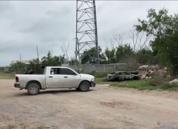 En Reynosa: Calcinan vehículo en el mismo lugar en el que dejaron el cuerpo del dueño a quien mataron a balazos junto con un amigo