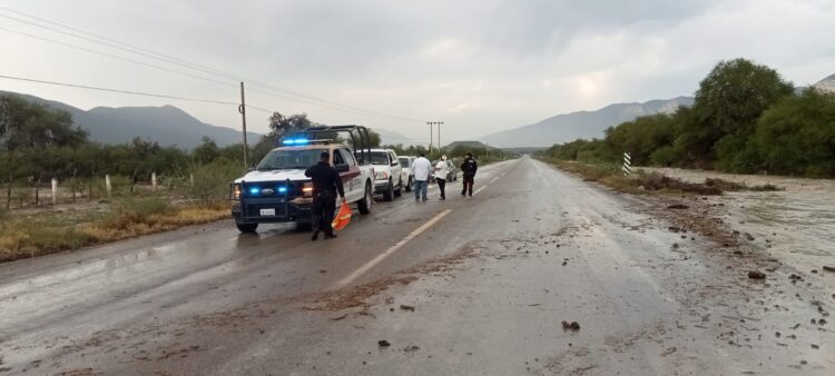 Guardia Estatal brinda abanderamiento y vialidad ante desborde de agua en Carretera Federal 101