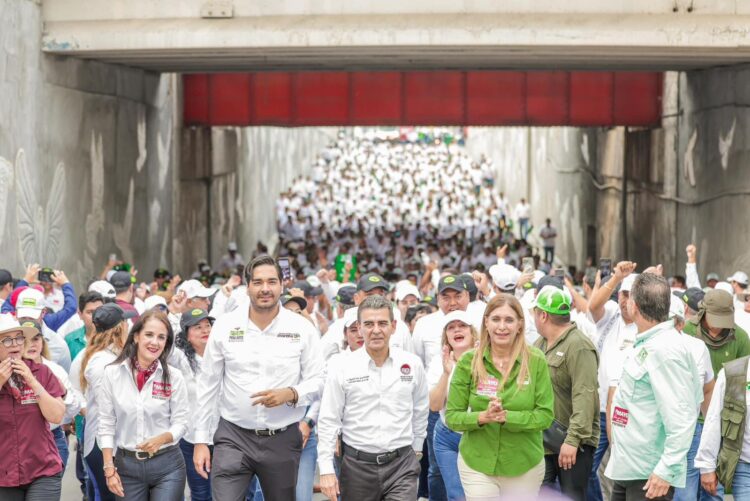 Carlos Peña, Maki Ortiz, Eugenio Hernández, acompañaron a Reynaldo Garza, Líder de la CTM participando en el multitudinario desfile del Día del Trabajo junto a más de 5 mil asistentes