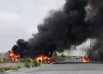 En Reynosa: Camioneta choca con trailer y se incendian