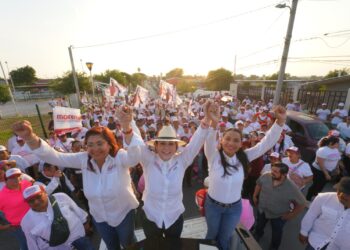 Vecinos de la colonia Hidalgo brindan su apoyo a Carmen Lilia Canturosas