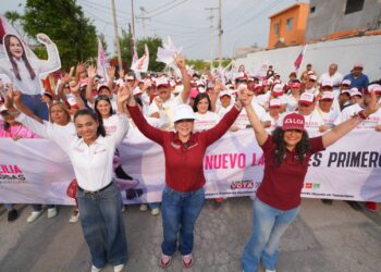 Recorren Carmen Lilia Canturosas Villarreal y Olga Sosa la colonia Solidaridad
