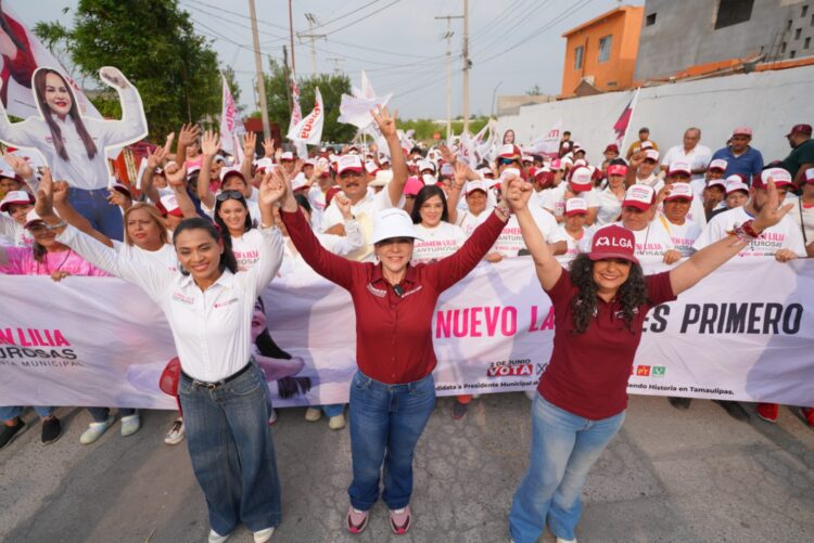 Recorren Carmen Lilia Canturosas Villarreal y Olga Sosa la colonia Solidaridad