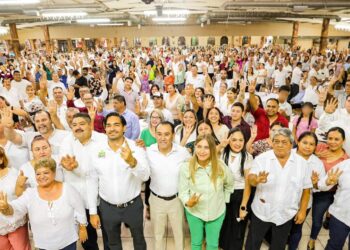 Como baluartes de la educación reconoce Maki Ortiz a más de mil maestros