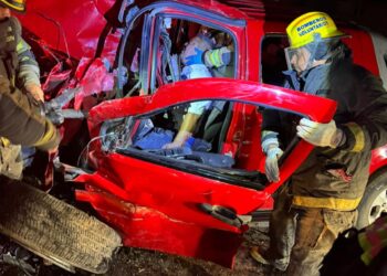 Prensado tras chocar con autobús en Altamira