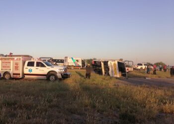 Conductor de microbús de la ruta Zenith muere aplastado tras volcadura en Reynosa