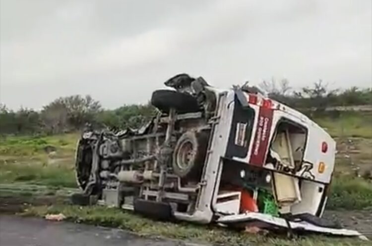 Muere chofer de ambulancia del ISSSTE tras chocar con trailer en la Carretera Zaragoza- Victoria