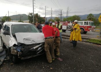 Intenta ganarle al tren con su camioneta y es arrastrada en Ciudad Victoria