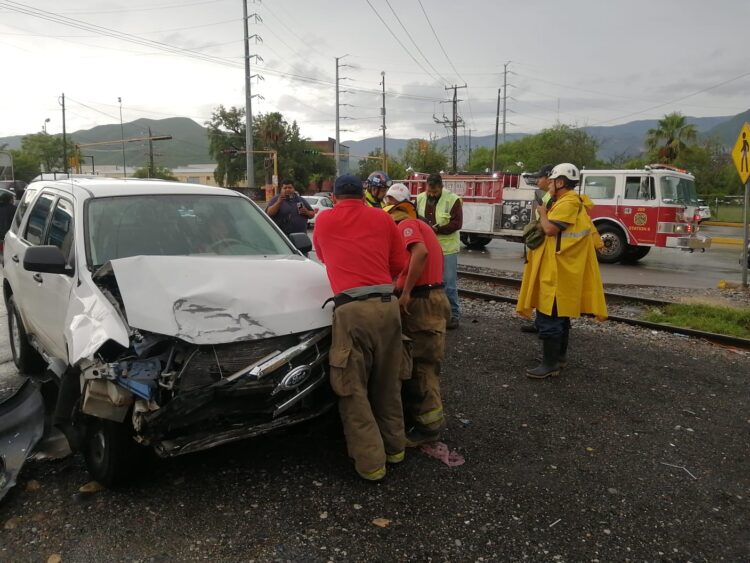 Intenta ganarle al tren con su camioneta y es arrastrada en Ciudad Victoria