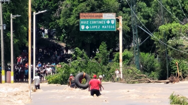 Rescatan a adulto mayor atrapado en el Río Zaragoza