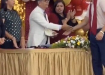 Victor Machado se Vuelve Viral por Rechazo al Director en Acto de Graduación