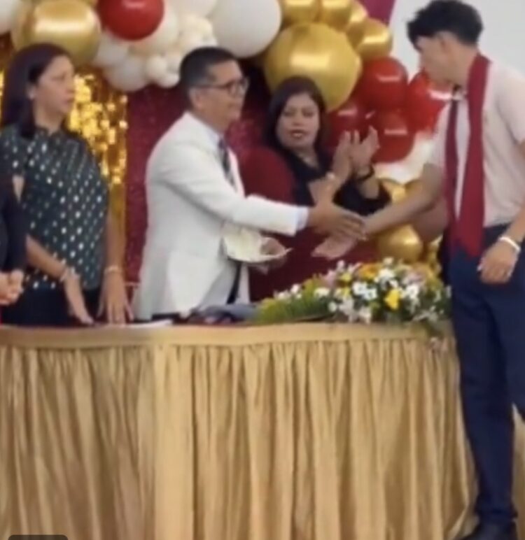 Victor Machado se Vuelve Viral por Rechazo al Director en Acto de Graduación