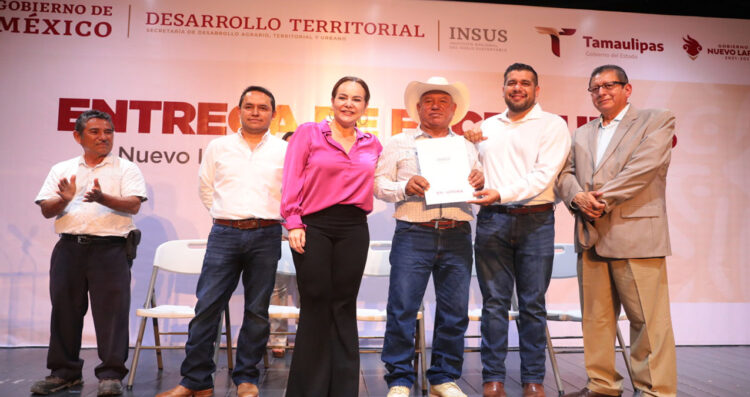 Entregan autoridades de los tres niveles de gobierno escrituras a 190 familias neolaredenses