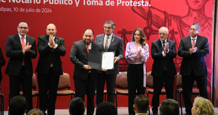 Entrega Américo Villarreal patentes de aspirante a notarios públicos