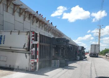 Vuelca camión de carga con mercancía de exportación en Reynosa; el conductor resulta ileso