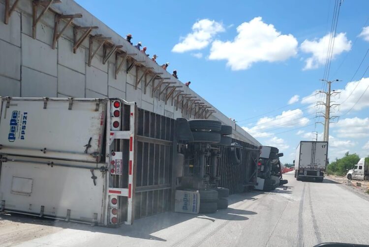 Vuelca camión de carga con mercancía de exportación en Reynosa; el conductor resulta ileso