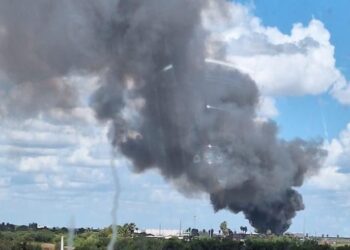 Incendio de deposito de chatarra en McAllen alerta a PC Reynosa