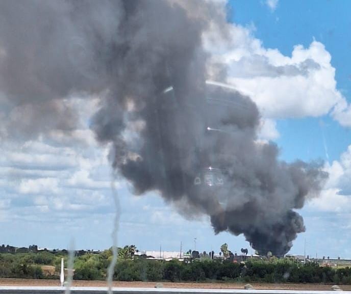 Incendio de deposito de chatarra en McAllen alerta a PC Reynosa