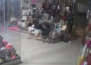 De “perrito” dos mujeres entran a negocio para robar