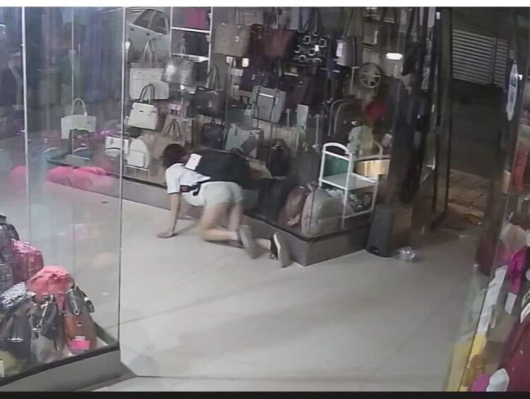 De “perrito” dos mujeres entran a negocio para robar