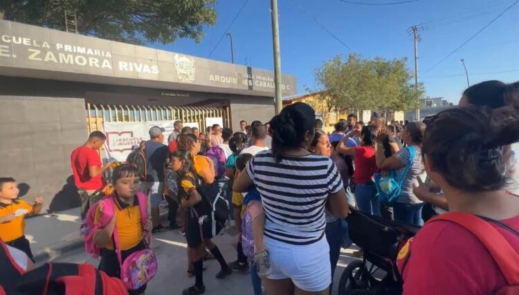 Padres de familia protestan en Reynosa por falta de maestro en primaria Arquímides Caballero