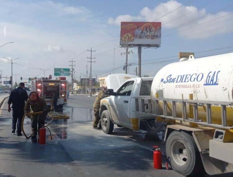 Incendio en motor de pipa de gas genera caos vial en Reynosa
