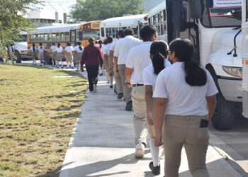 Apoya Gobierno Municipal de Nuevo Laredo a más de mil estudiantes con transporte escolar