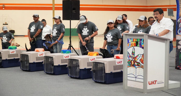 Entrega la UAT en adopción a héroes caninos