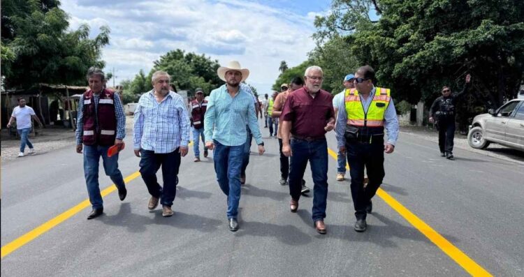 Rehabilita Obras Públicas tramo carretero frente a Padilla