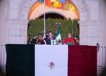 Vibran más de 30 mil neolaredenses en ceremonia del Grito de la Independencia