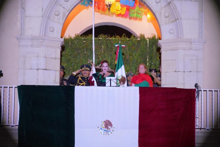 Vibran más de 30 mil neolaredenses en ceremonia del Grito de la Independencia