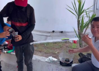 Jorge “Travieso” Arce comparte un momento especial con jóvenes limpia vidrios en Los Mochis