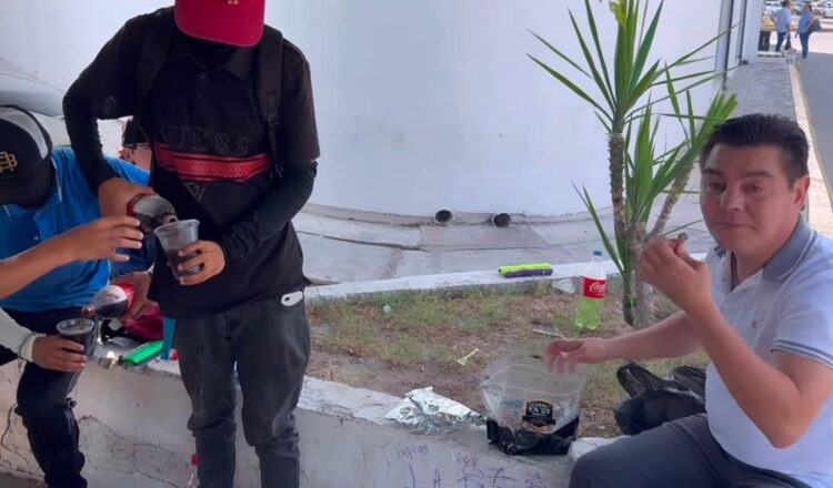 Jorge “Travieso” Arce comparte un momento especial con jóvenes limpia vidrios en Los Mochis