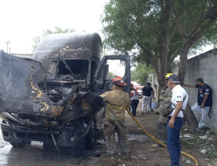 En Reynosa: Se Incendia Sorpresivamente Tracto Camión en la Colonia México
