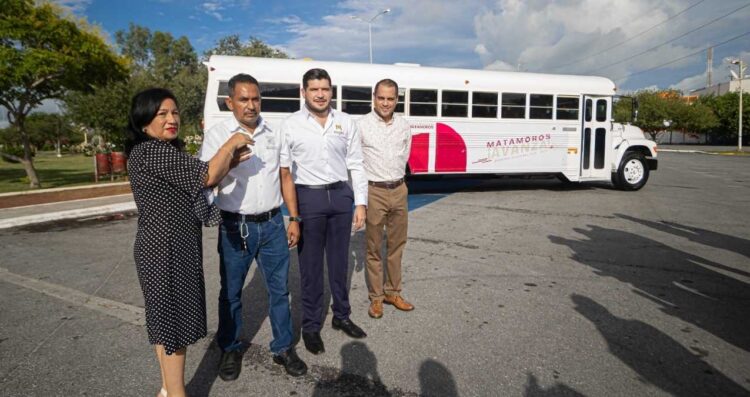 Entrega unidades de transporte escolar el alcalde Alberto Granados Fávila