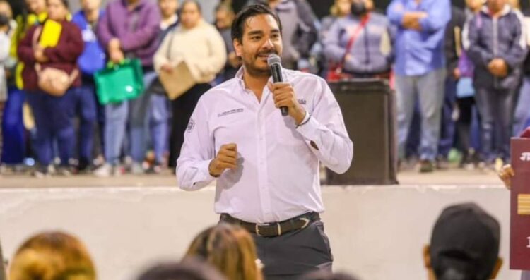 Entregará Carlos Peña Ortiz tarjetas de Becas de Titulación Profesional