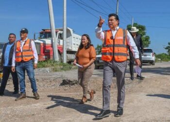 Supervisa Lalo Gattás avance de obra de pavimentación con concreto hidráulico en Cd. Victoria