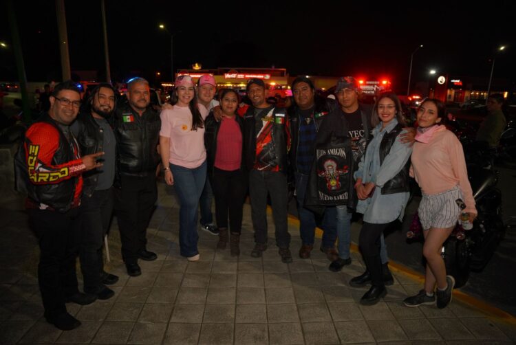 Ruedan más de 200 motociclistas en pro de la lucha del cáncer de mama en Nuevo Laredo, Tamaulipas