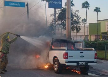En Reynosa: Se le Incendia Camioneta en Movimiento