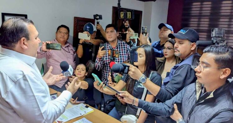 Atiende Secretario del Ayuntamiento a carretoneros; las puertas están abiertas para que se integren a trabajar en municipio de Matamoros 