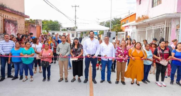 Inauguró Carlos Peña Ortiz pavimentación por más de 5.7 MDP con vecinos de la Santa Cruz
