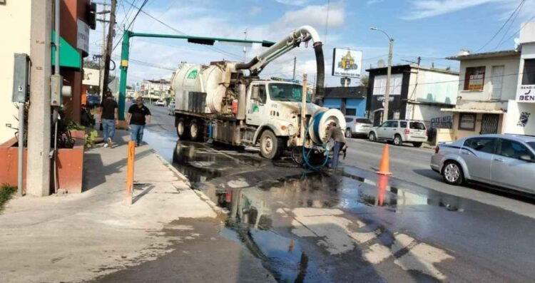 Limpieza continúa en alcantarillas y desagües en Matamoros por instrucciones del alcalde Alberto Granados