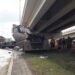 En Altamira: Trailero queda Prensado tras Impactarse contra Puente a Desnivel