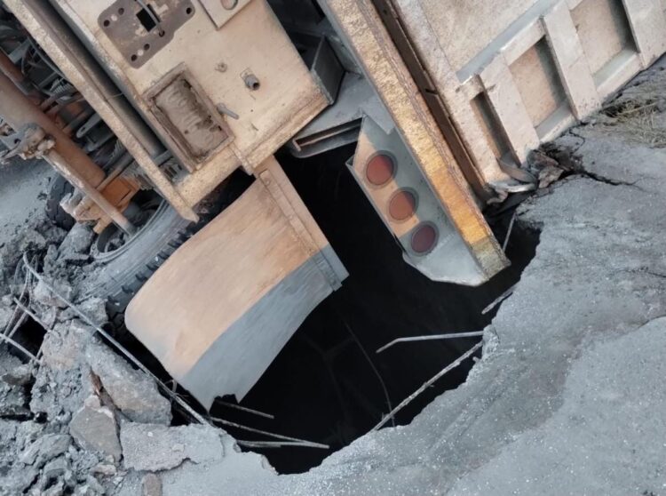 En Reynosa: Camión de Carga se Sumerge en Socavón