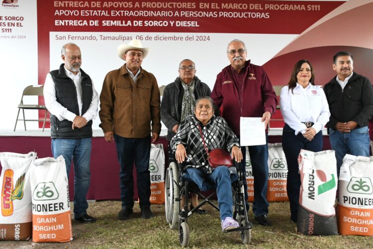 Reciben productores agrícolas de la zona norte de Tamaulipas semilla de sorgo y diésel